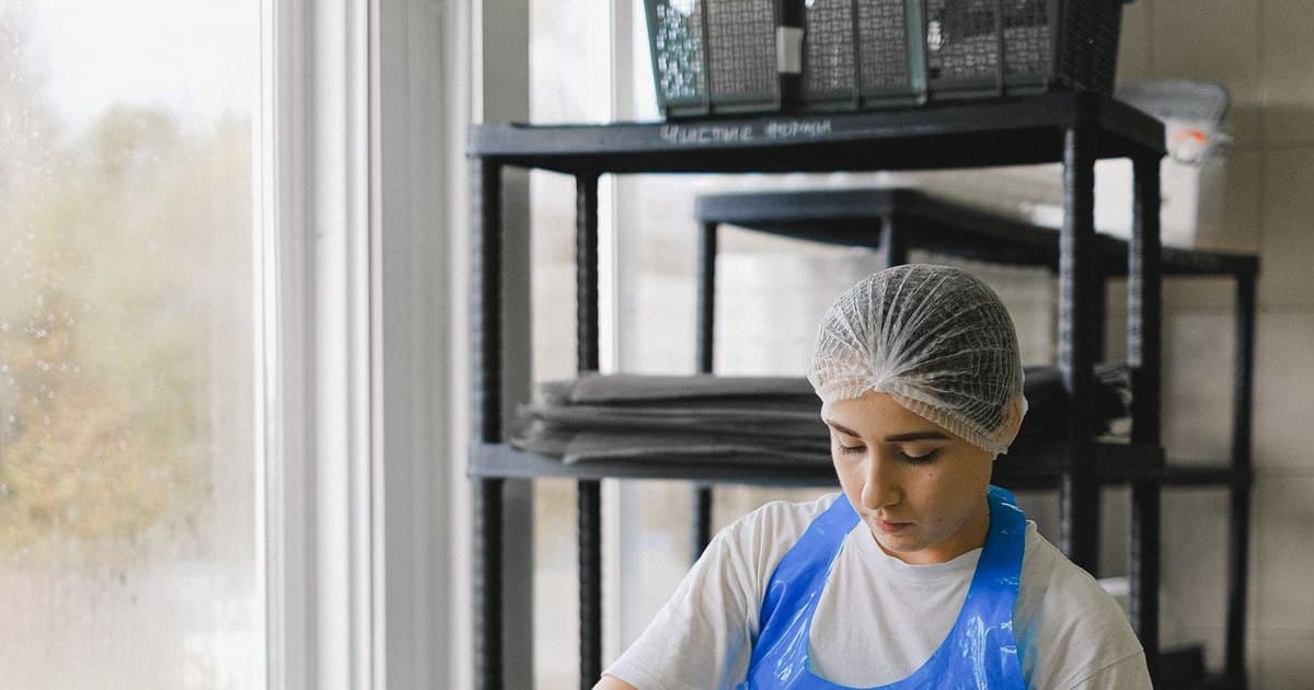 Operaria en una planta de elaboración de alimentos