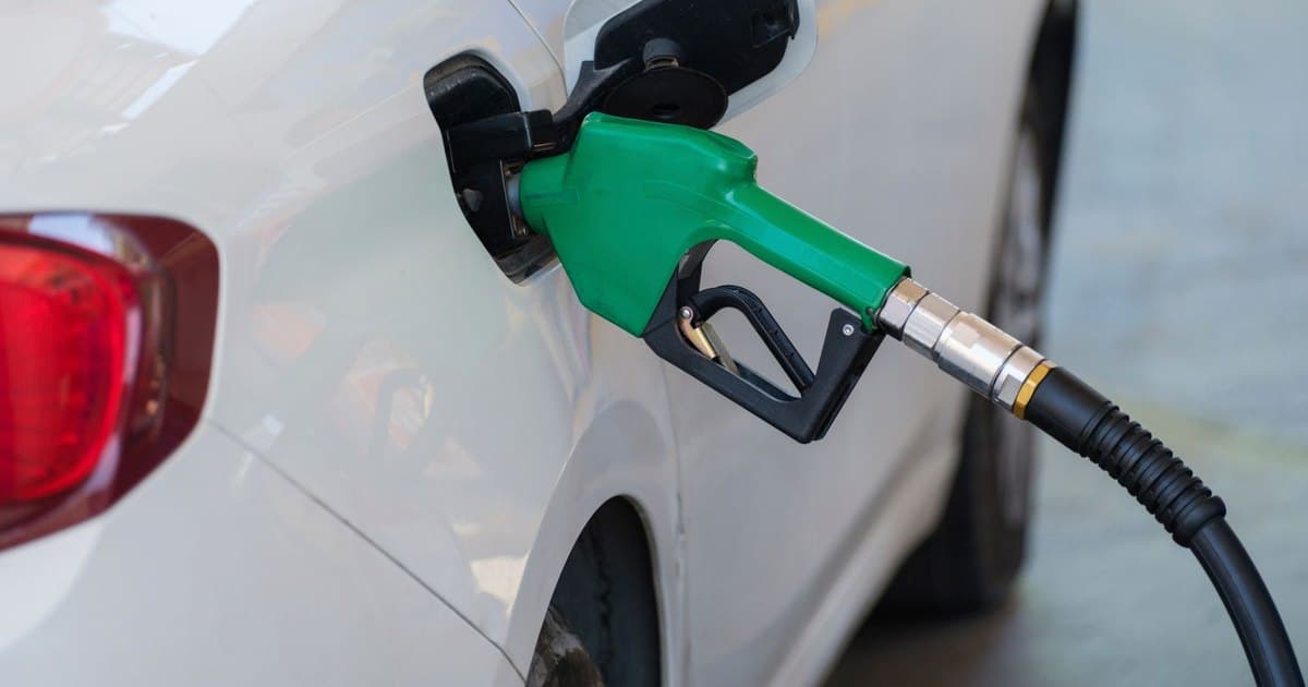 Pistola de surtidor cargando combustible en un auto